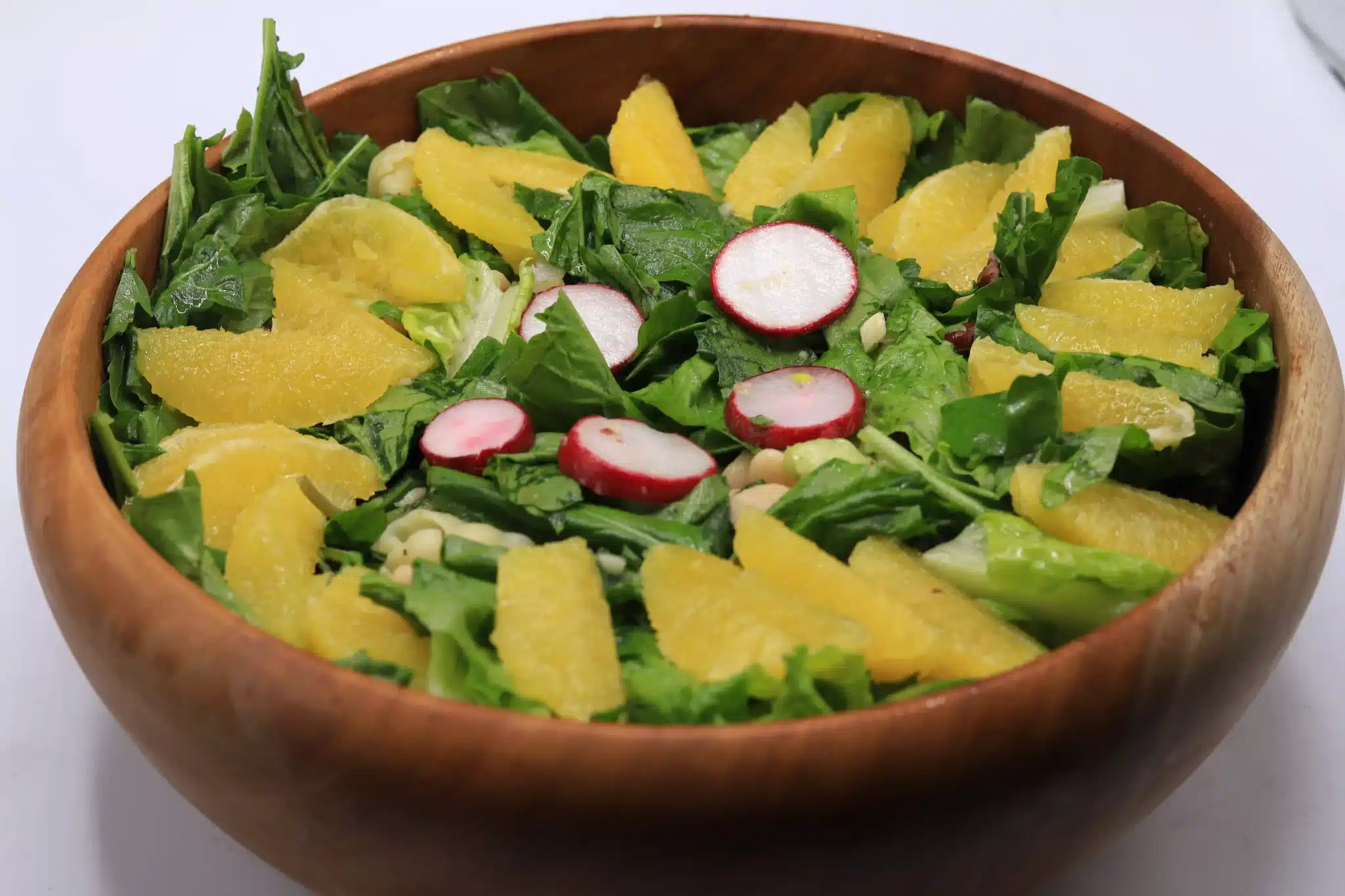 سلطة المكرونة مع الورقيات والبقوليات والفاكهة 